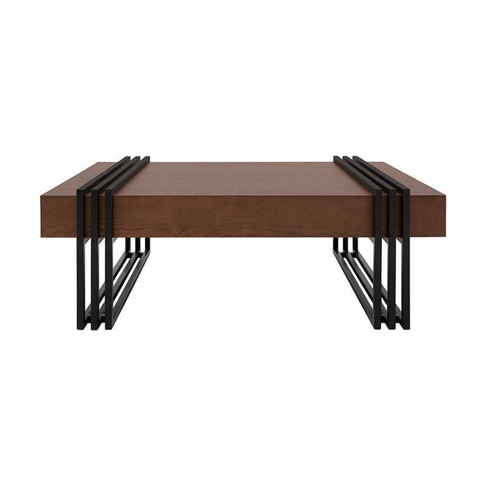 Mesa de centro Bennet de madera y metal en acabado nogal oscuro, estructura resistente, tamaño 110x45x70 cm, moderna y elegante.