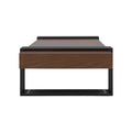 Mesa de centro Bennet de madera y metal en acabado nogal, estructura negra, con dimensiones de 110x45x70 cm.