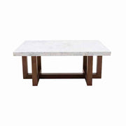 Mesa de centro Kaori de Deurope con superficie de mármol veneciano y estructura en nogal, 110 cm de ancho y 45 cm de alto.