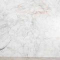 Mesa de centro Kaori de Deurope con tapa de mármol veneciano, estructura en nogal, dimensiones 110x45x70 cm.