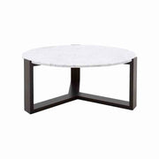 Mesa de centro Plati de Deurope.com.mx con estructura en wengué, tapa de mármol veneciano, diámetro 100 cm y altura 45 cm.