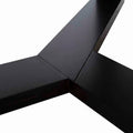 Mesa de centro Plati de Deurope con estructura wengue, chapa de nogal y cubierta de mármol veneciano, diámetro 100 cm y altura 45 cm.
