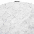 Mesa de centro Plati de deurope.com.mx con superficie de mármol veneciano, acabado en wengue con chapa de nogal, diámetro 100 cm.