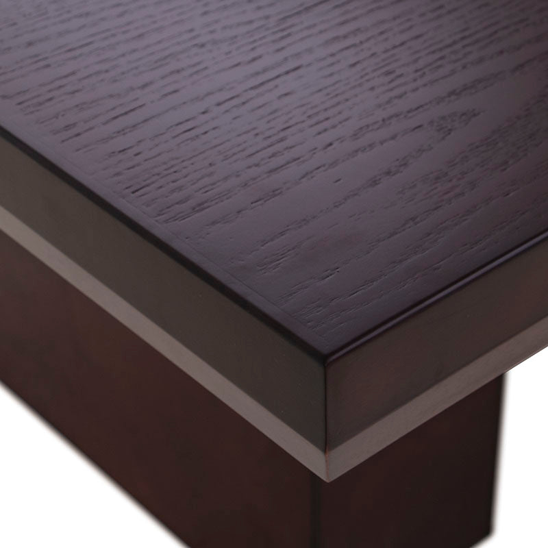 Mesa de comedor Siena de madera en tono café almendra, con superficie rectangular y dimensiones de 150x75 cm.