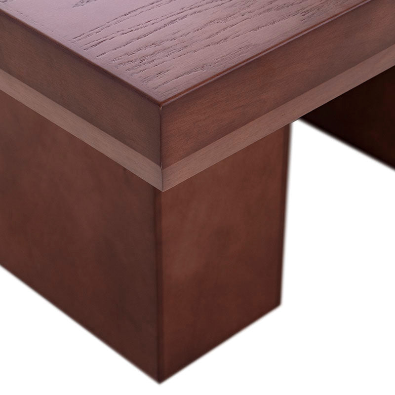 Mesa de comedor Siena de madera en color café almendra, con dimensiones de 150x75x150 cm, vista frontal.