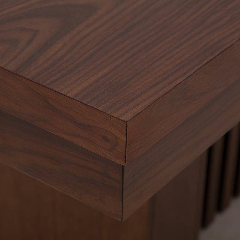 Juego de comedor Bourbon de 7 piezas con mesa de madera de pino en color café, con diseño elegante y superficie estufada.