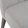 Silla de comedor Amara de Deurope.com.mx, con respaldo y asiento acolchado en tonos neutros, ideal para espacios elegantes.