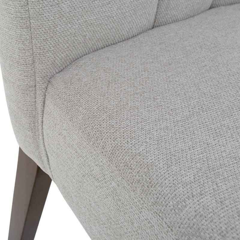 Silla de comedor Amara de Deurope.com.mx, con respaldo y asiento acolchado en tonos neutros, ideal para espacios elegantes.