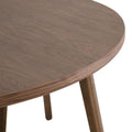 Mesa de comedor Balam de Deurope, muestra la superficie de madera y las patas de diseño moderno, ideal para espacios elegantes.