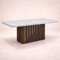 Mesa de comedor Murcia de 7 piezas del juego Quetzal, con superficie de madera y diseño moderno.