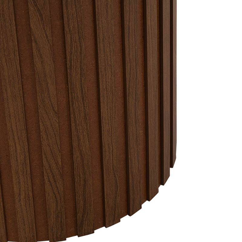 Mesa de comedor mediterránea de madera de Deurope, con superficie rectangular y patas robustas, ideal para espacios elegantes.