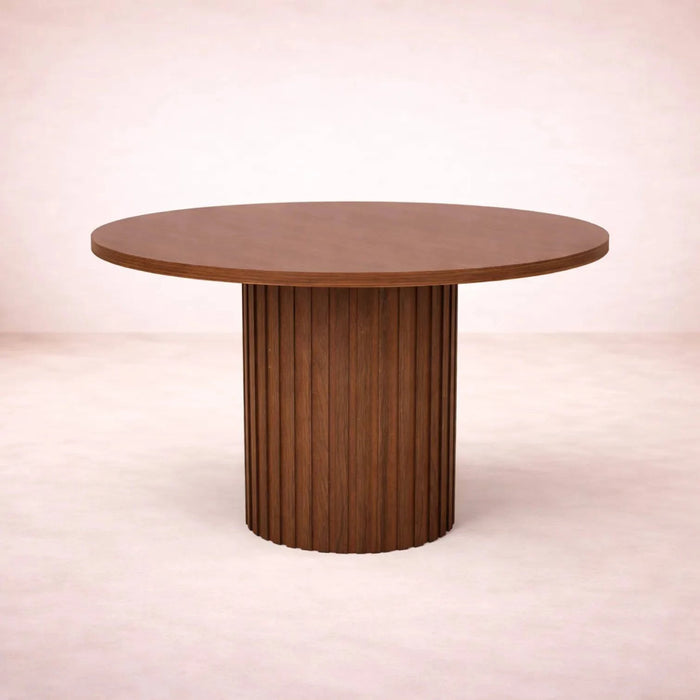 Juego de comedor Tulip de 5 piezas, mesa de madera con diseño mediterráneo, visible en la imagen.