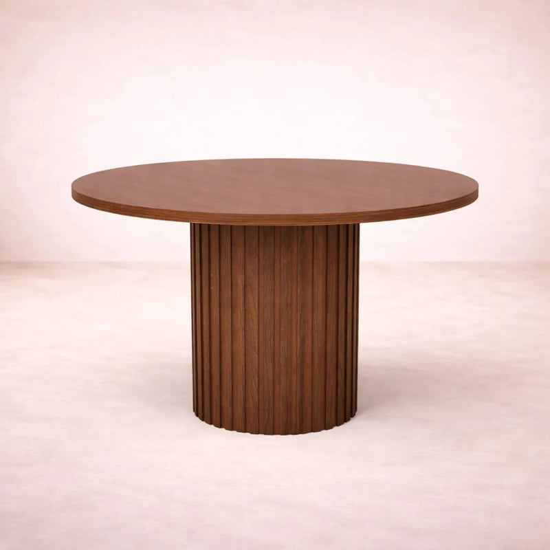 Mesa de comedor mediterránea de madera con diseño clásico, ideal para espacios elegantes y acogedores.