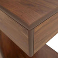 Mesa lateral Tabachín de madera de tzalam, acabado en color café claro, con dimensiones de 35x62x35 cm.