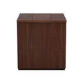 Mesa lateral Bourbon de madera de pino con acabado estufado, superficie de 60 cm, altura de 64 cm y diseño elegante.