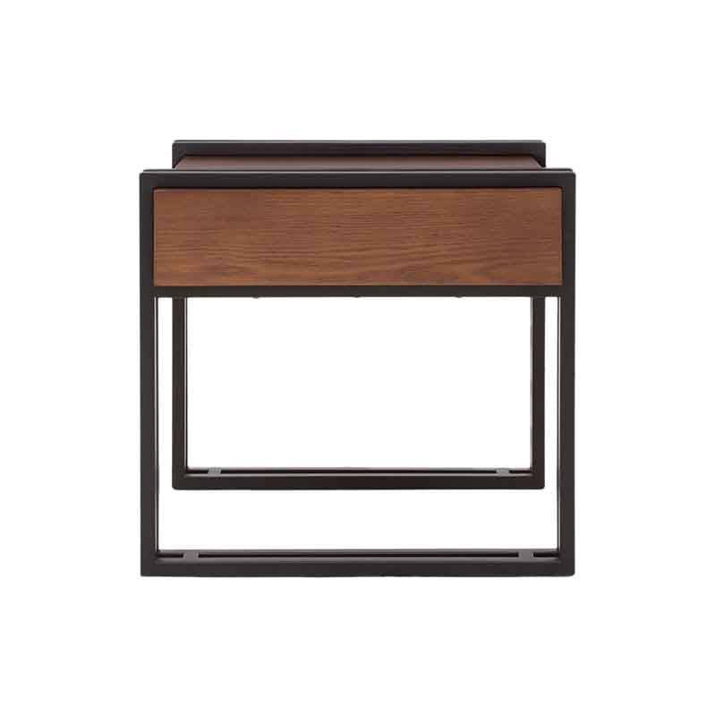 Mesa lateral Bennet de colores negro y nogal, con estructura metálica y chapa de encino, tamaño 50x50x50 cm.