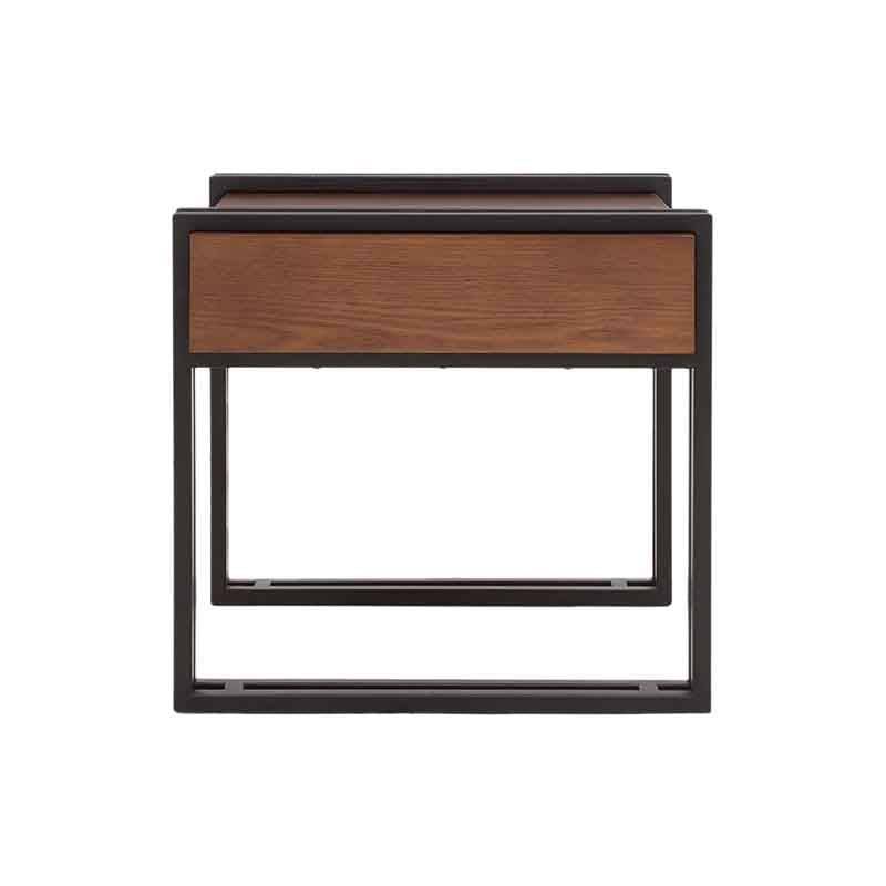 Mesa lateral Bennett de Deurope.com.mx, estructura de metal negro y nogal, superficie de chapa de encino, 50x50x50 cm.