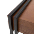 Mesa lateral Bennet de color negro nogal con estructura de metal y chapa de encino, de 50 cm de frente, alto y fondo.