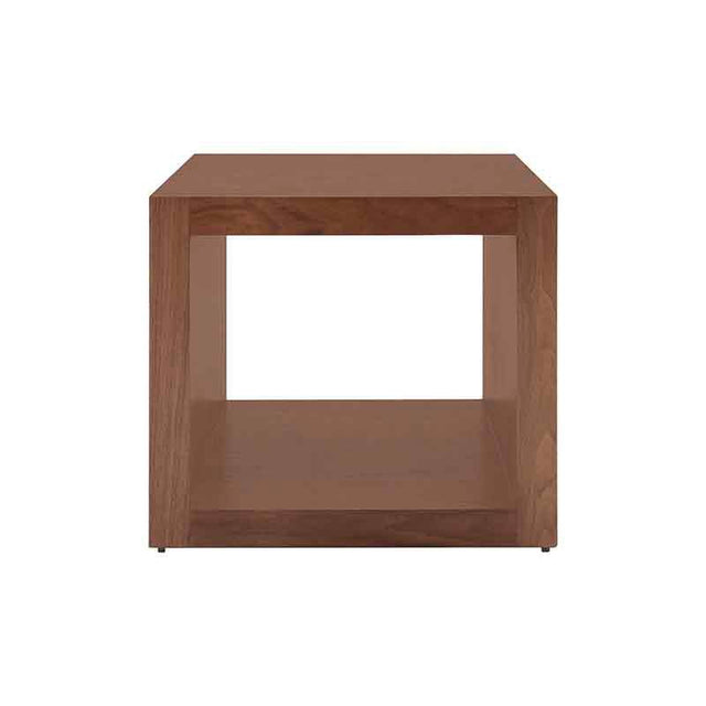 Mesa lateral Berne Made de madera de nogal con chapa, superficie de 60 cm, altura de 57 cm y fondo de 60 cm.