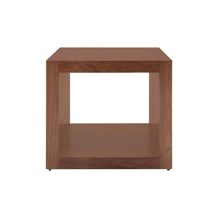 Mesa lateral Berne Made de madera de nogal con chapa, superficie de 60 cm, altura de 57 cm y fondo de 60 cm.