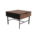 Mesa lateral Jess de madera de pino con acabado en nogal negro, frente de 60 cm, altura de 55 cm y fondo de 60 cm.