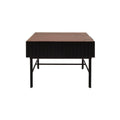Mesa lateral Jess de Deurope con acabado en nogal negro y madera de pino, frente de 60 cm, altura de 55 cm y fondo de 60 cm.
