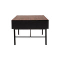 Mesa lateral Jess de Deurope, con estructura de madera de pino y chapa de nogal en color negro, frente de 60 cm y altura de 55 cm.