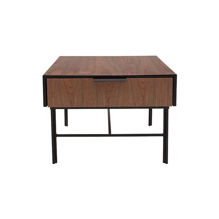 Mesa lateral Jess de madera de pino y chapa de nogal en acabado negro, con dimensiones de 60x55x60 cm, deurope.com.mx