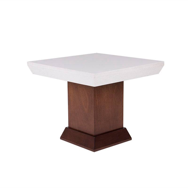 Mesa lateral Mond de cuero, madera de caoba y cubierta de mármol en tono tabaco, con dimensiones de 60x50x60 cm.