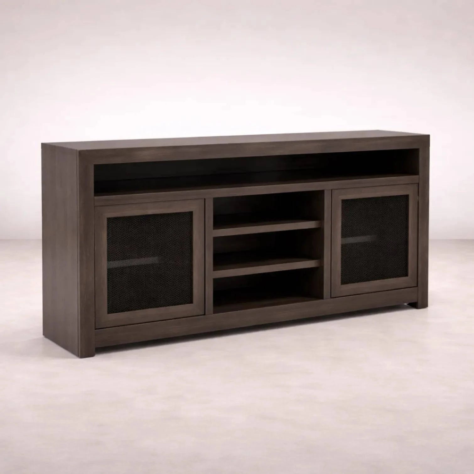 Mueble para TV Menara de madera industrializada con chapa de encino, 160 cm de ancho, 90 cm de alto y 40 cm de fondo.
