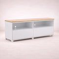 Mueble para TV Eros de chapa de encino y laca blanca, 140 cm de ancho, diseño moderno y acabado semimate.