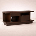 Mueble para TV Lisboa de madera industrializada en tono café, con espacio para televisor y almacenamiento, de aproximadamente 140 cm de ancho.