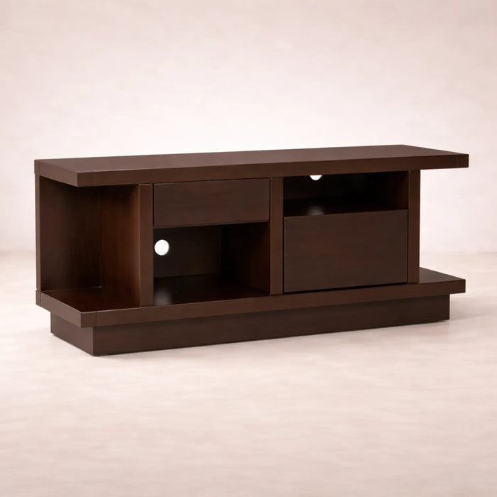Mueble para TV Lisboa de madera industrializada en tono café, con espacio para televisor y almacenamiento, de aproximadamente 140 cm de ancho.
