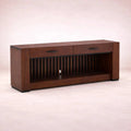 Mueble para TV Bourbon de deurope.com.mx en madera con espacio para dispositivos y almacenamiento, estilo clásico y funcional