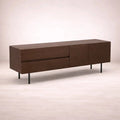 Mueble para TV Zeus de madera en color media, ideal para sala, con espacio para electrónica y estilo moderno.
