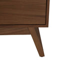Mueble para TV Montecarlo de madera oscura, diseño moderno, con espacio para electrodomésticos y decoración en color marrón oscuro.
