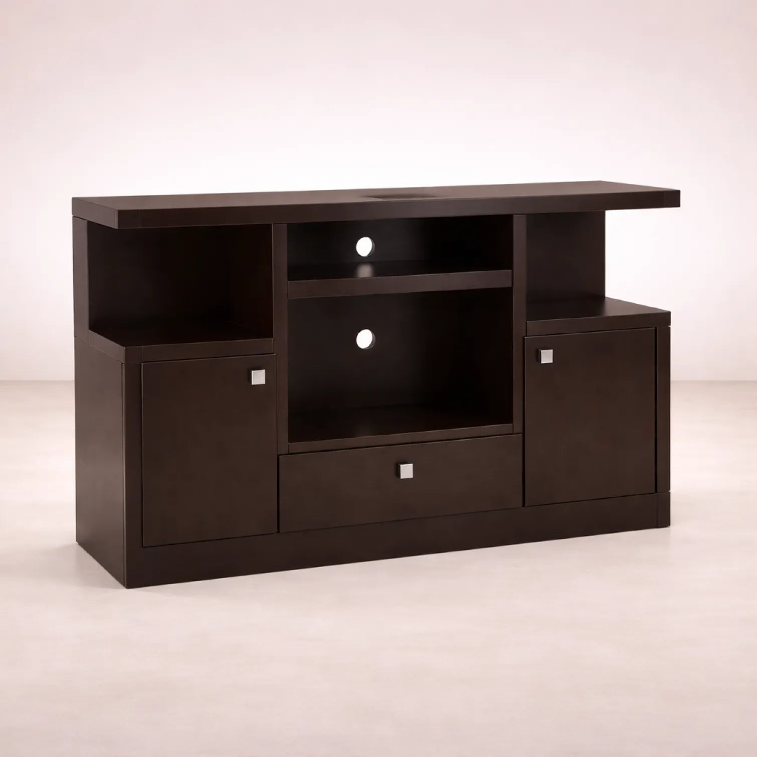 Mueble para TV Asturias de madera industrializada en color moka, con dimensiones de 140 cm de ancho y 104 cm de alto.