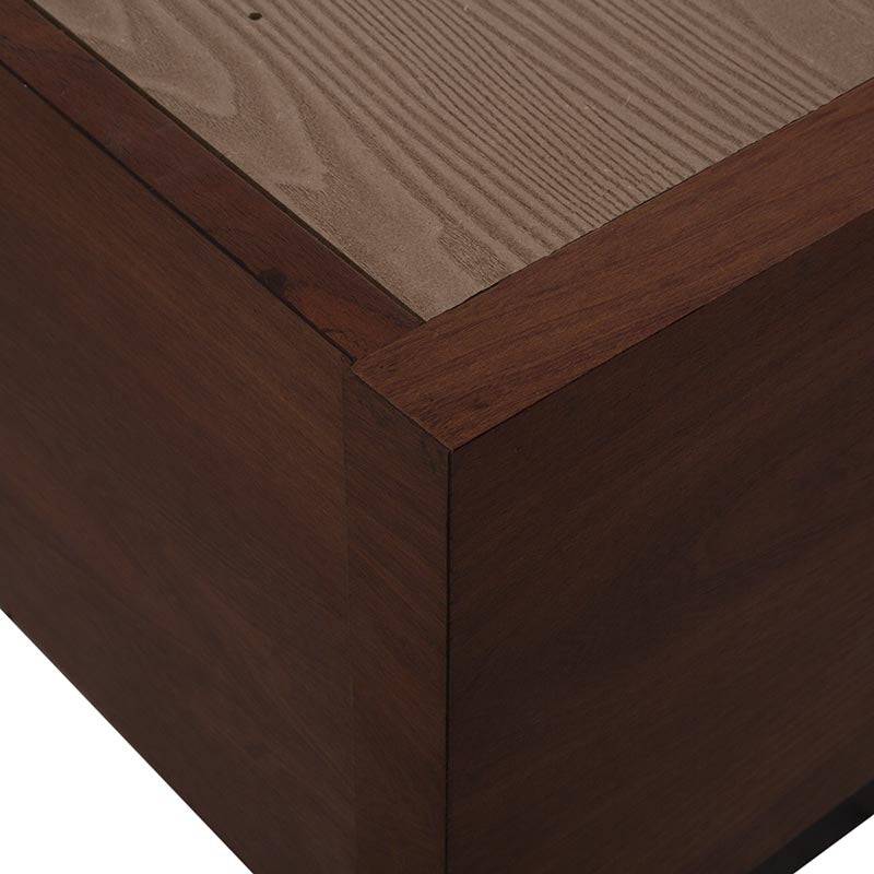 Base de cama Bourbon de madera de pino en color café, con diseño resistente y elegante para dormitorio.