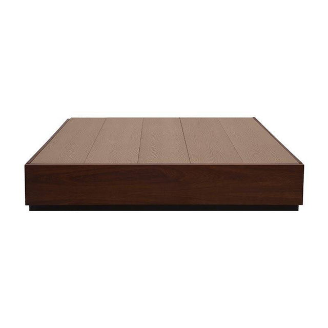 Juego de recámara Bourbon de eurore.com.mx con base de cama de madera de pino estufada en color café.
