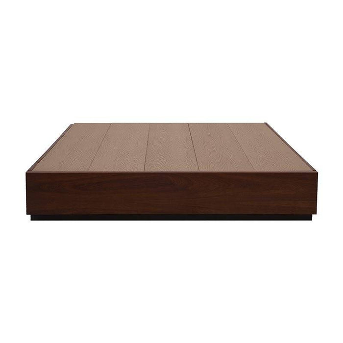 Juego de recámara Bourbon de eurore.com.mx con base de cama de madera de pino estufada en color café.