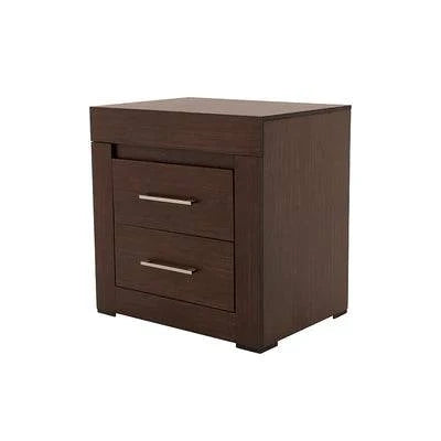 Juego de recámara Boston de deurope.com.mx con cama, mesitas y cabecera en madera moderna, en tonos claros.