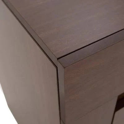 Juego de recámara Boston de Deurope.com.mx con cama, mesitas y cabecera en estilo moderno y elegante.