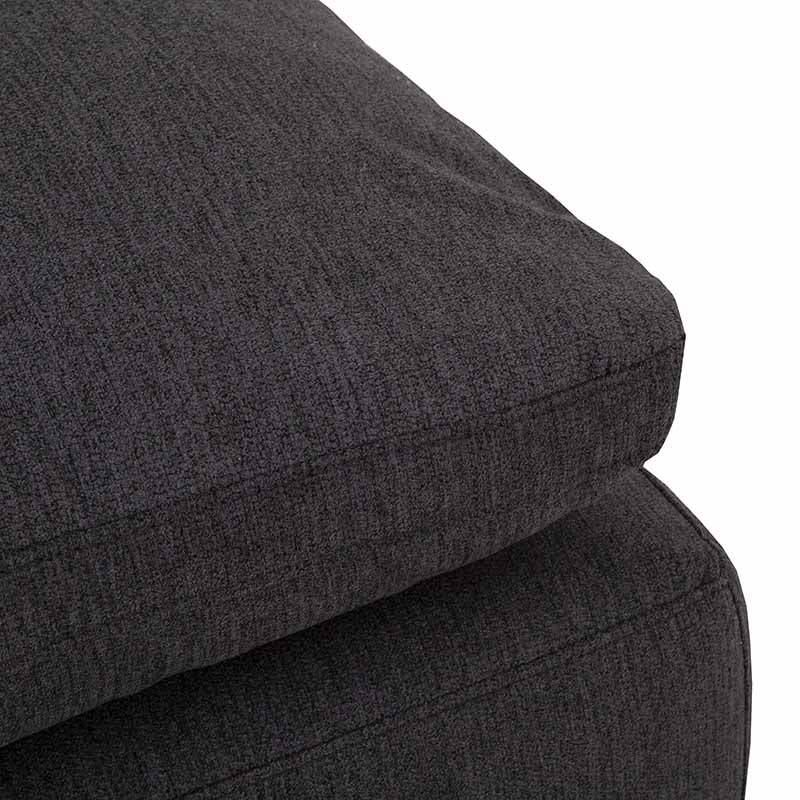 Sillón central de sala Nube de Deurope.com.mx en tela suave beige con banca a la derecha, estructura de madera de pino.
