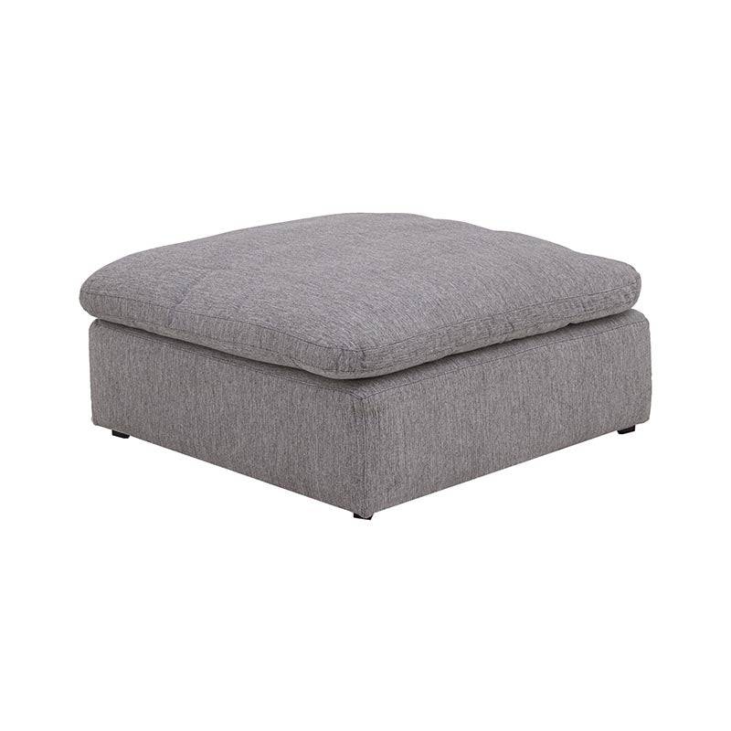 Sala Nube deurope.com.mx con taburete en color beige, tela con textura suave, estructura de madera de pino, moderna y cómoda.