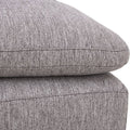 Sillón central de la sala Nube de Deurope, en tela beige con textura suave y estructura de madera de pino.