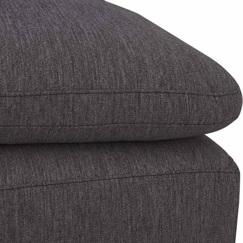 Sillón central de la sala Nube de DEurope en tela beige con textura suave, estructura de madera de pino, vista frontal.