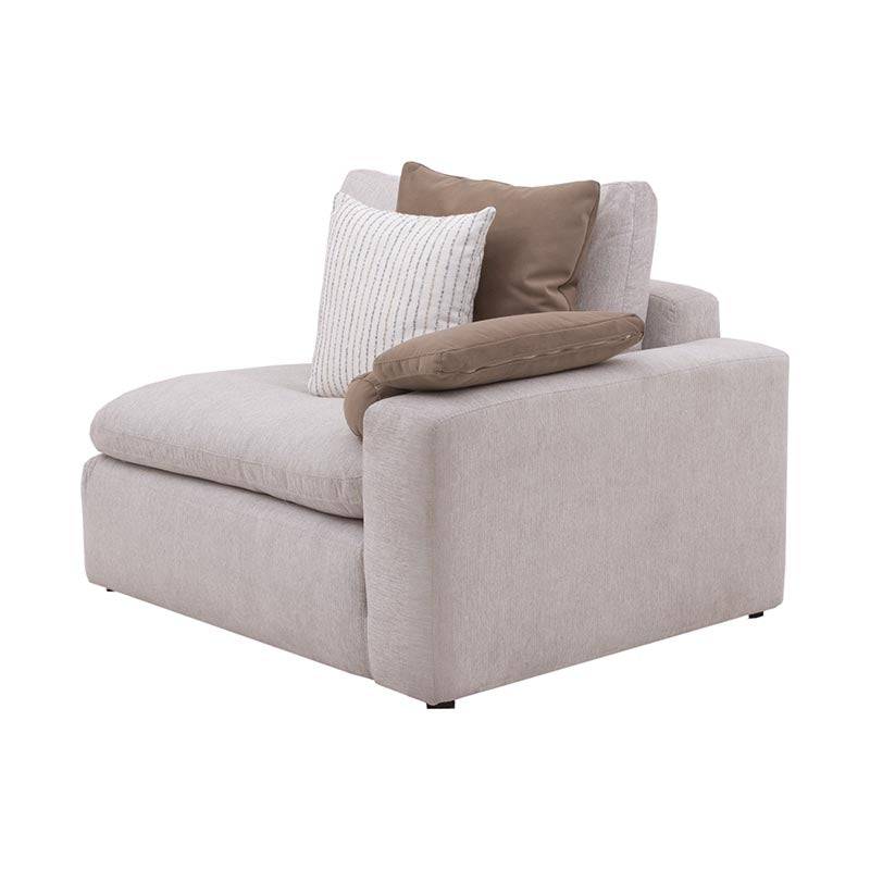 Sillón lateral de sala Nube de Deurope, en color beige con estructura de madera de pino y tela suave, frente.