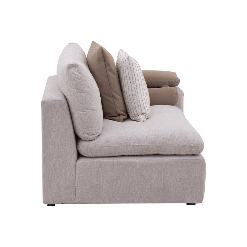 Sillón lateral de sala Nube de Deurope en tela beige, con brazo derecho, estructura de madera de pino y diseño cómodo.