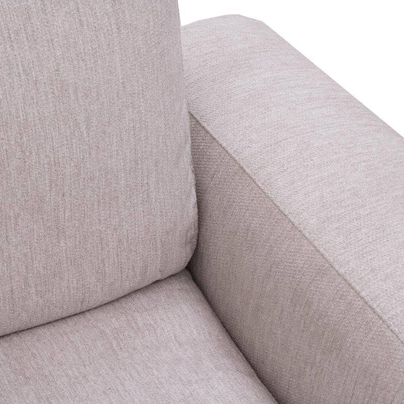 Sillón lateral Sala Nube de Deurope en tela beige con textura suave y estructura de madera de pino, frente, con brazo derecho.