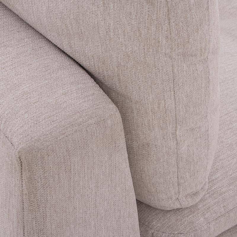 Sillón lateral Sala Nube de Deurope en tela beige con textura suave, estructura de madera de pino, estilo moderno y cómodo.